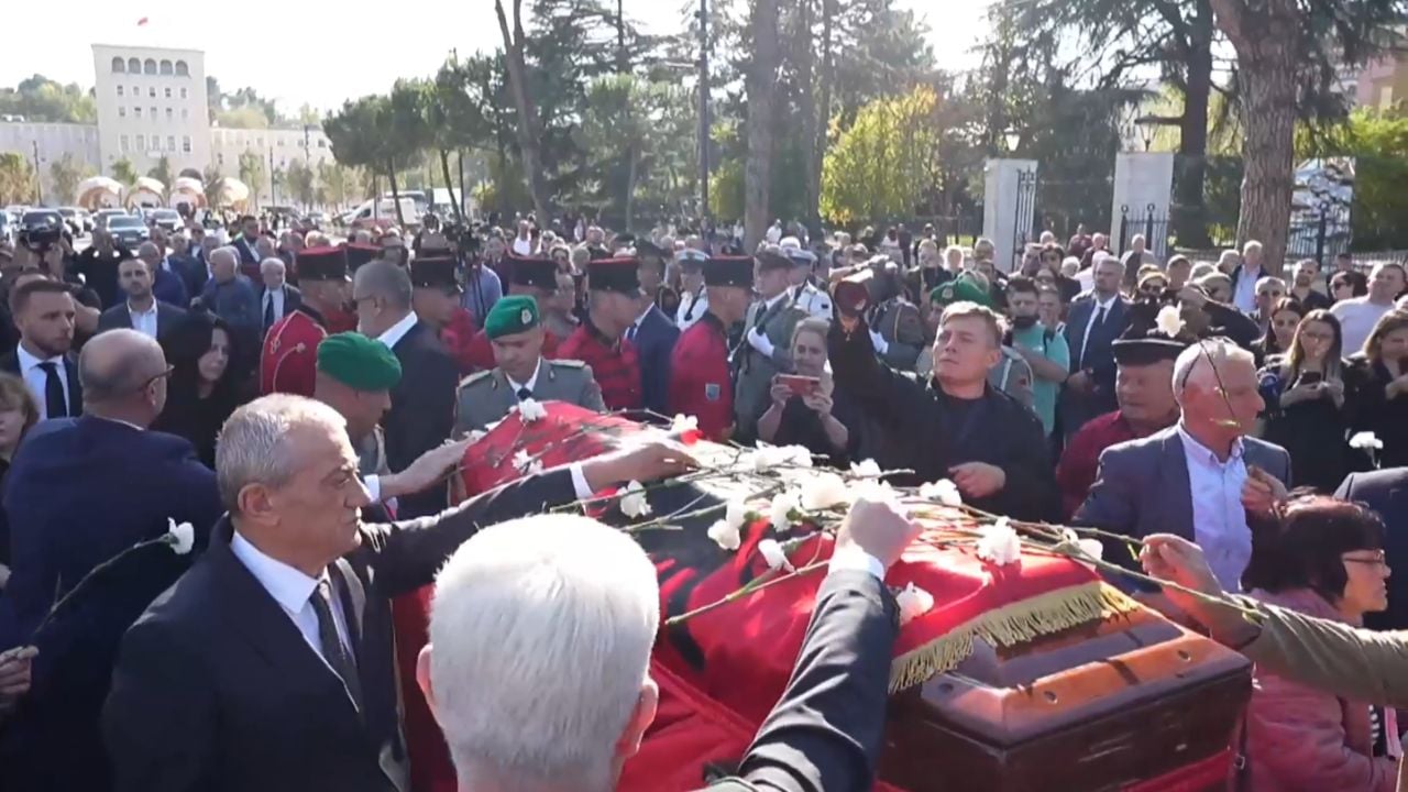 Fatos Nano përcillet për në ‘banesën’ e fundit