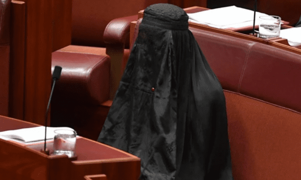 Senatorja australiane shkakton debat në parlament, hyn e veshur me hixhab