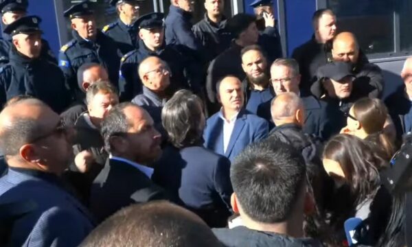 Punëtorët e “Trafikut Urban” i bëjnë thirrje Kurtit e Muratit: Dilni takohuni me neve