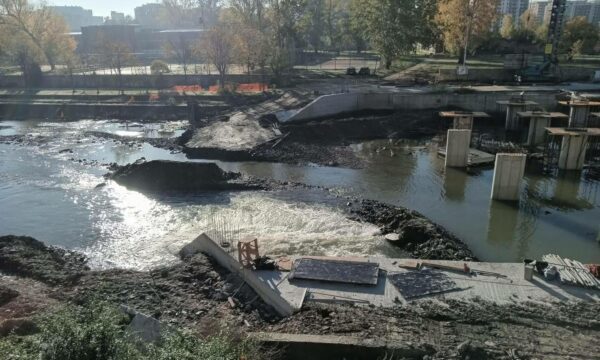 “Vërshimi” në punishten e urës së Ibrit, flasin nga policia