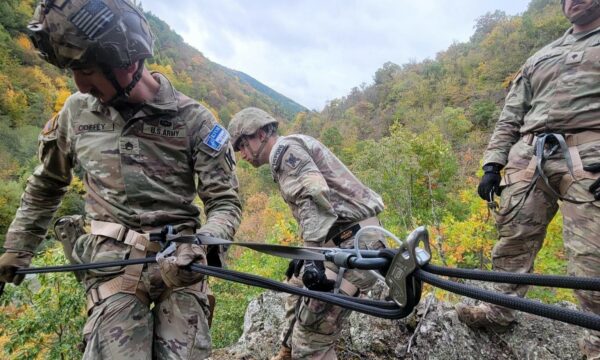 Ushtarët amerikanë e gjermanë të KFOR-it zhvillojnë trajnime për rritjen e sigurisë në terrene të vështira