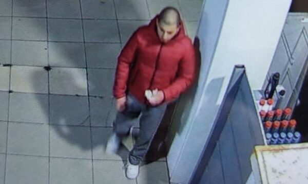 Policia kërkon ndihmë për kapjen e një qytetari – Dyshohet për vjedhje të rëndë