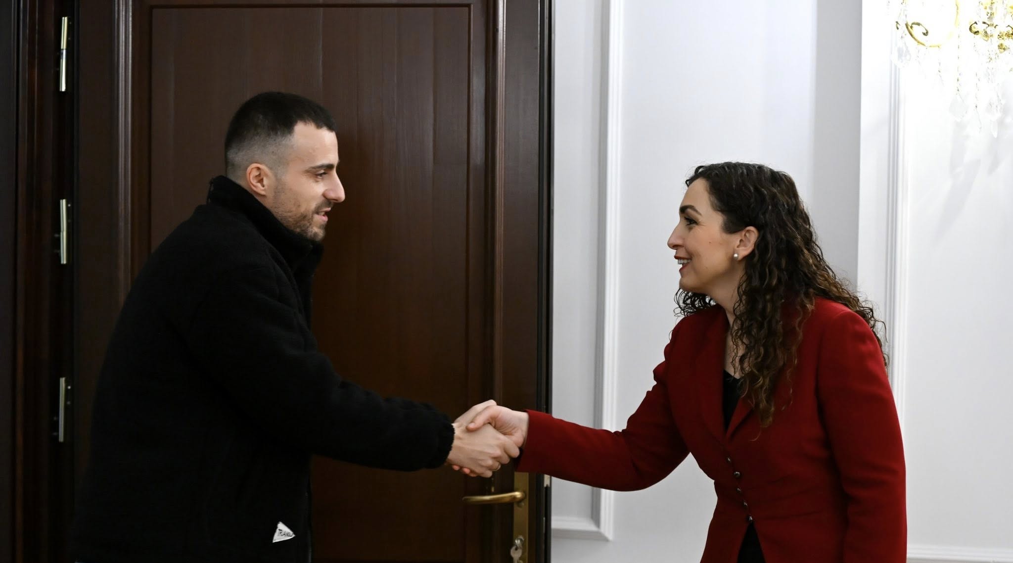 Osmani pret në takim ish-policin Arbnor Spahiu, del me thirrje për mërgimtarët që do të vijnë për festat e fundvitit