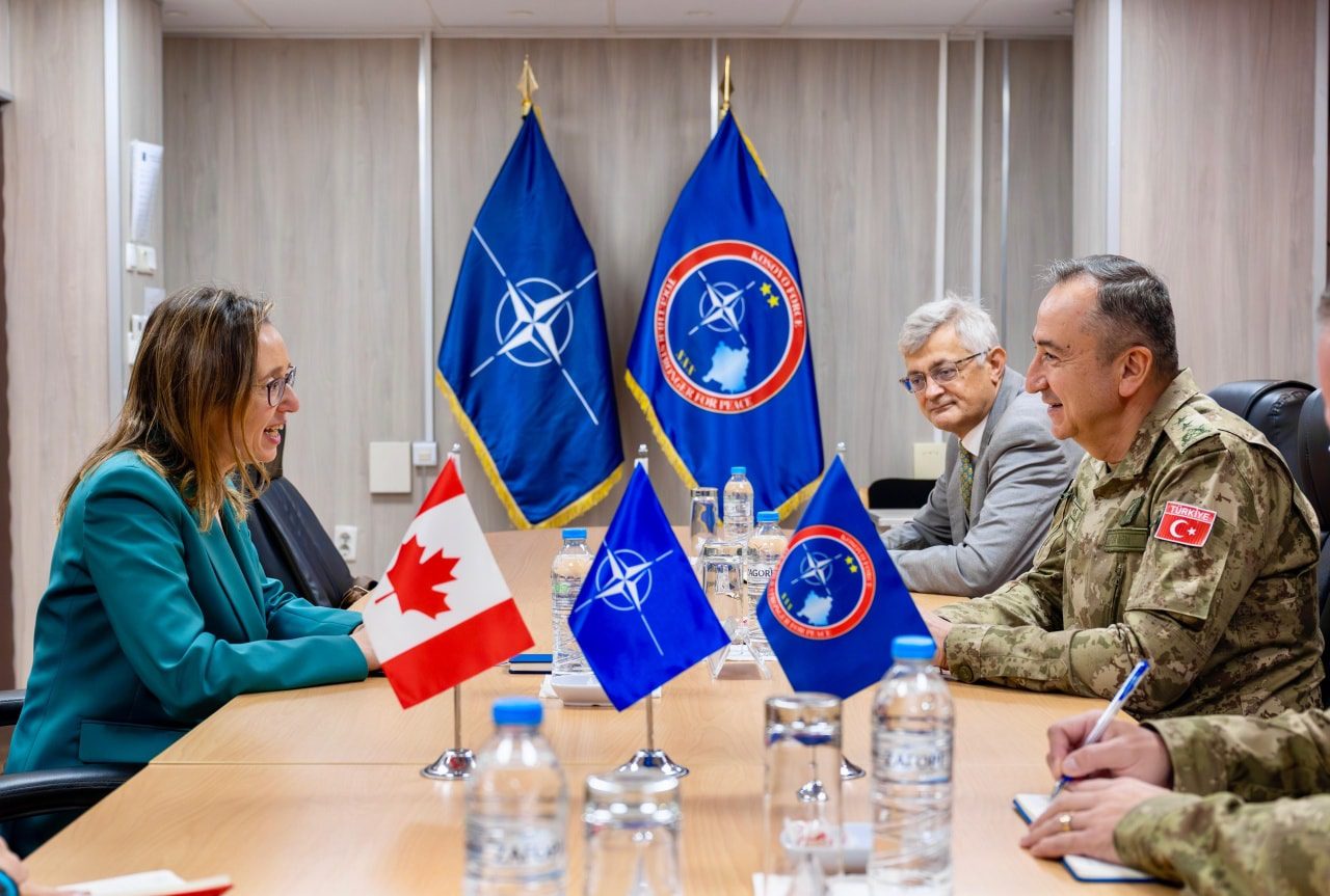 Komandanti i KFOR-it pret në takim ambasadoren kanadeze