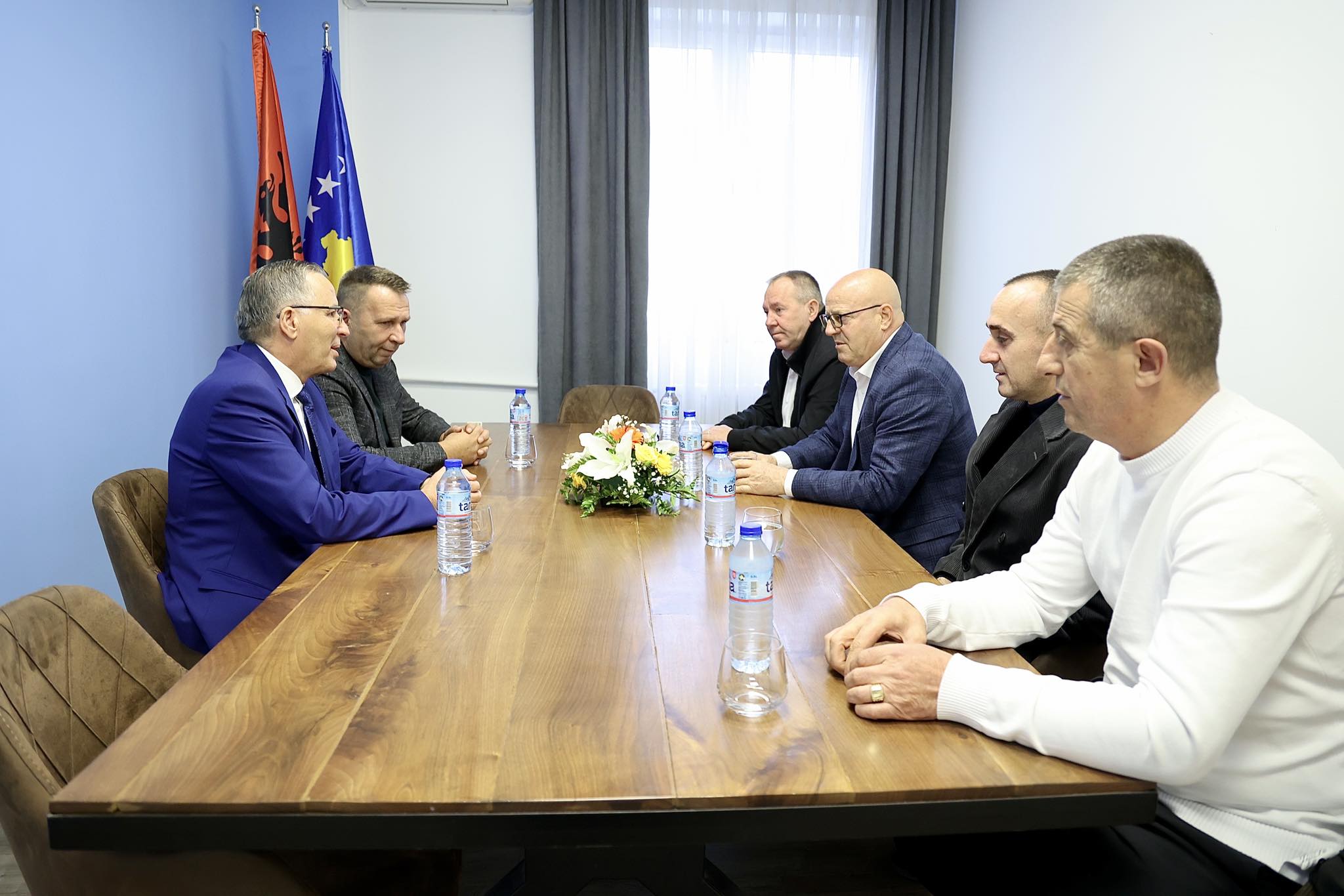 Hamza takohet me udhëheqësit e OVL-UÇK-së