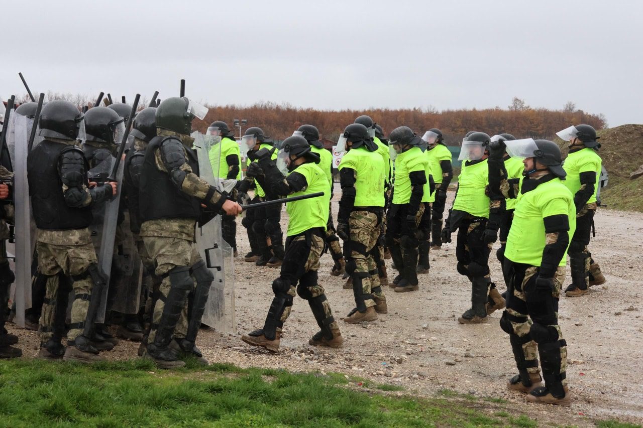 Ushtarët turq të KFOR-it bashkë me instruktorë hungarezë zhvillojnë stërvitje intensive për kontrollin e turmave