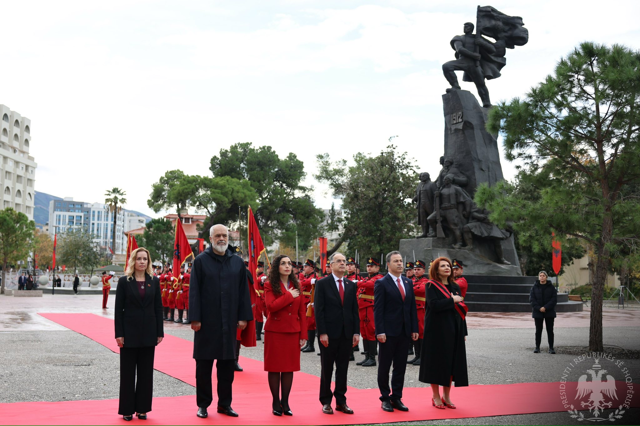 Ngritet flamuri në Vlorë, pjesë e ceremonisë edhe Osmani