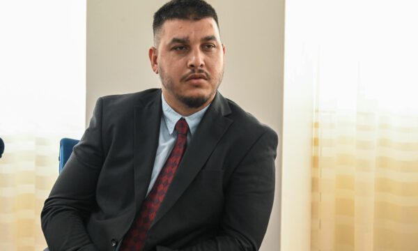 Deputeti Artan Asllani konfirmon se do ta votoj Glauk Konjufcën për Kryeministër