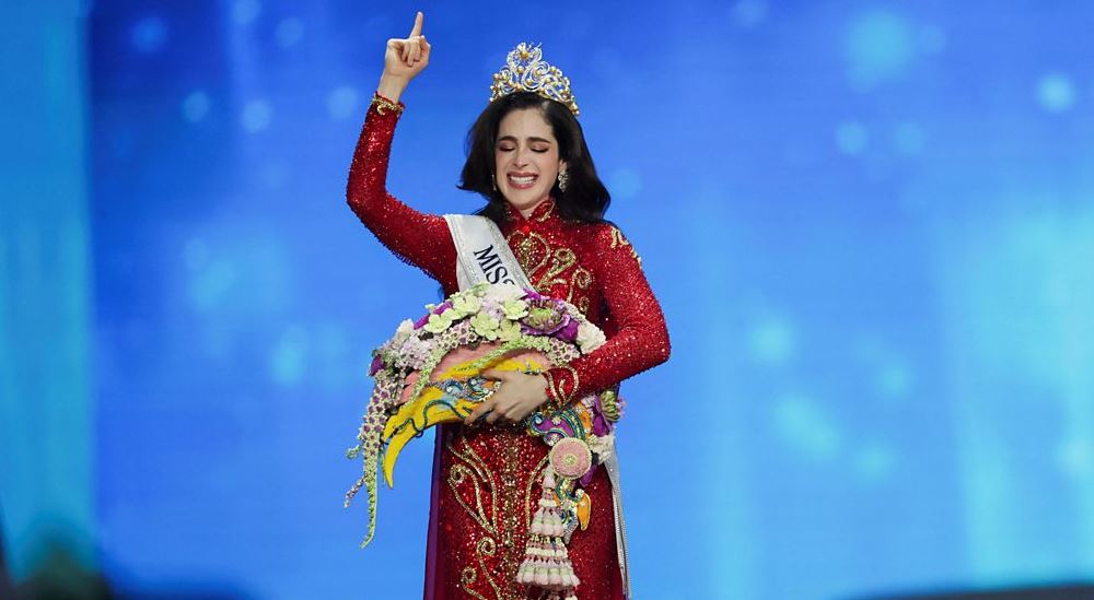 Fatima Bosch nga Meksika, e cila u largua nga organizatorët, u kurorëzua Miss Universe