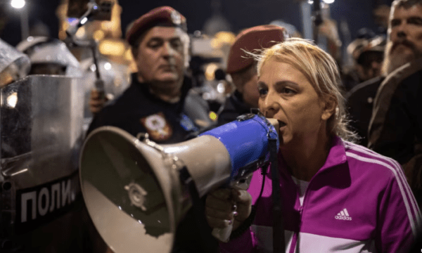 Dhunë në protestat në Beograd – Një nënë nis grevë urie