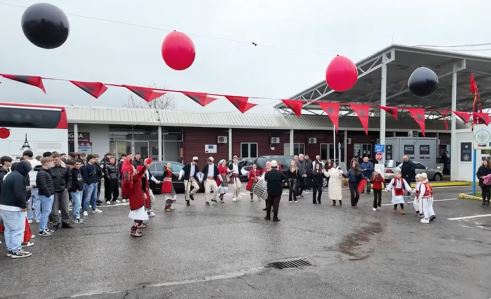 Rama ndan pamje nga festa e shqiptarëve anembanë hyrjeve në Shqipëri