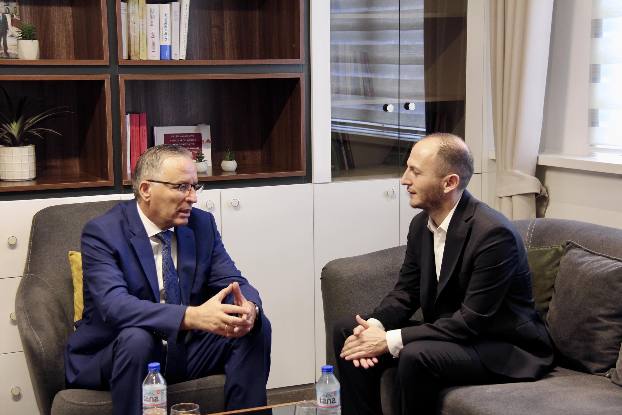 Mjeku që i qëndroi afër Thaçit i bashkohet PDK-së