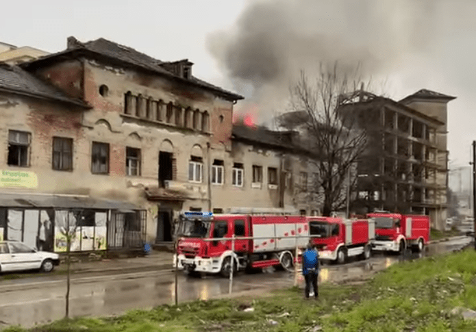 Përfshihet nga zjarri një ndërtesë në Fushë Kosovë