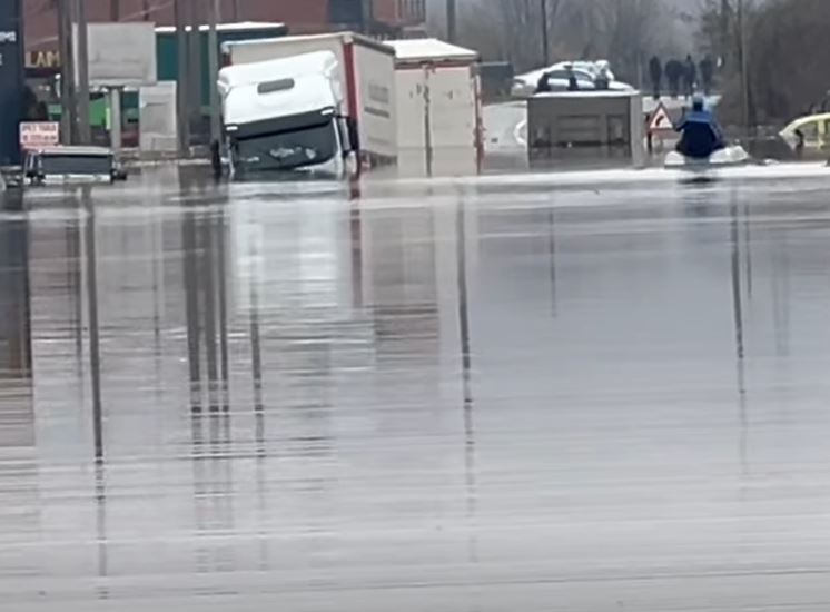 Përmbytje edhe në rrugën Ferizaj-Gjilan, vetura e lokale nën ujë