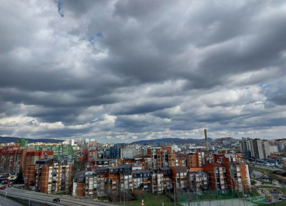 Mot i vranët, në disa zona parashikohen reshje shiu