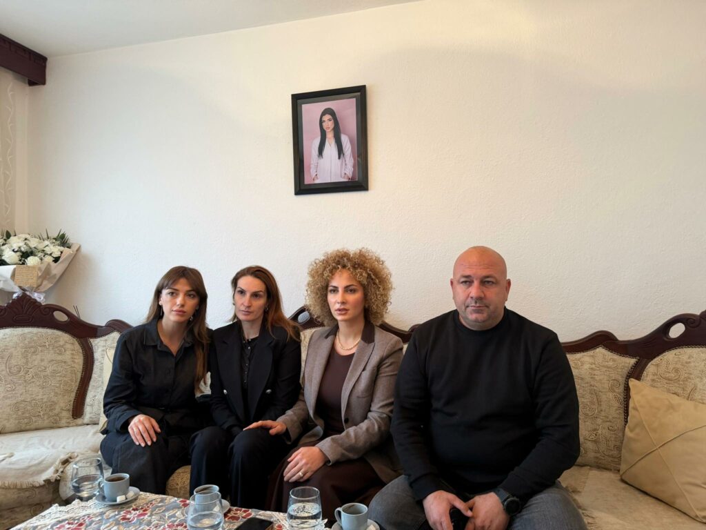 Haxhiu dhe Kadaj-Bujupi vizitojnë familjen e Doarsës, studentes nga Gjakova që ndërroi jetë në Tetovë