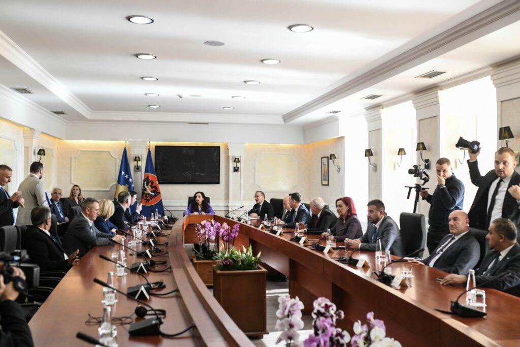 Brenda takimit me Presidenten: Kurti dhe Peci propozuan 28 dhjetorin, Hamza e Abdixhiku preferuan datën 21 për zgjedhje