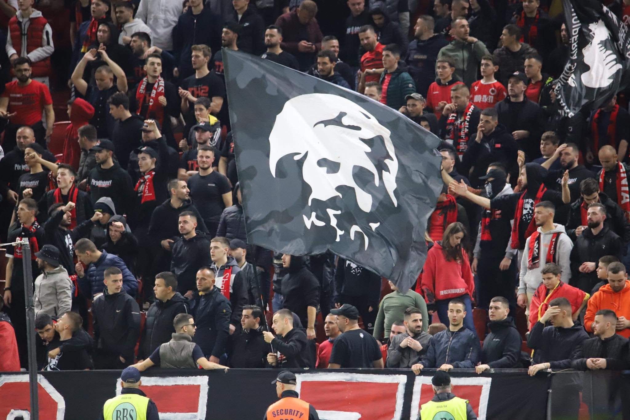 Tifozat Kuq e Zi me urim emocionues në nder të 28 Nëntorit