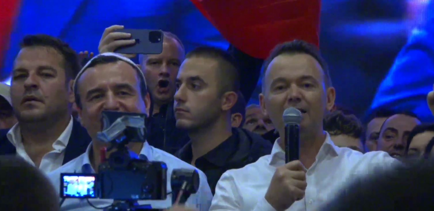 Festë e madhe në Mitrovicën e Jugut për fitoren e Faton Pecit, shkon edhe Kurti