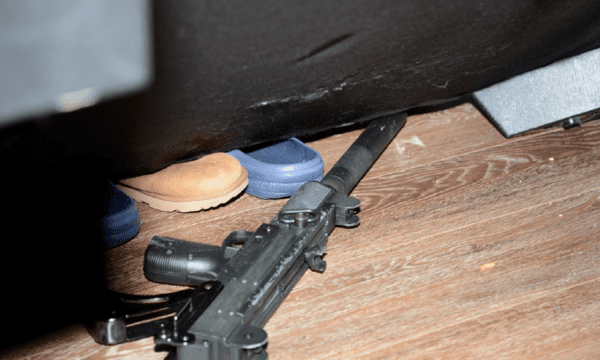 Pronari gjen një armë nën divan në shtëpinë që sapo e bleu 