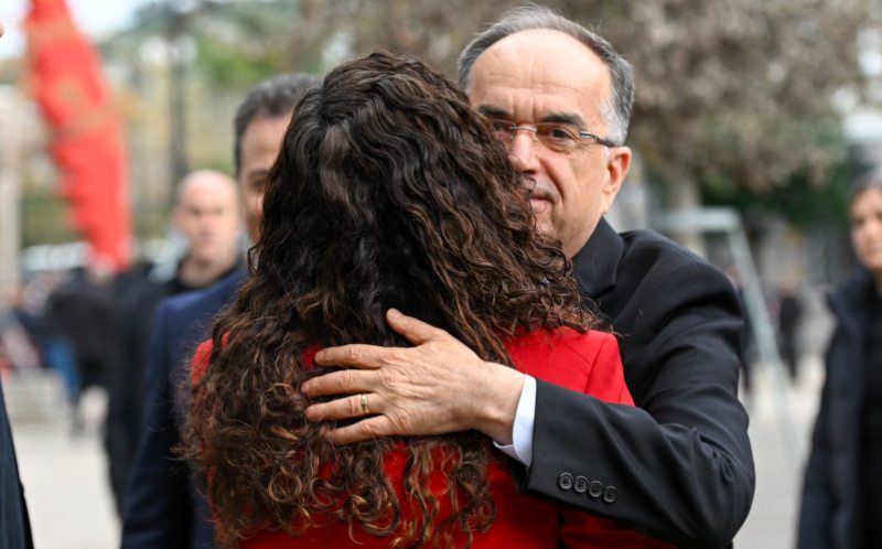 Përqafim i ngrohtë mes dy presidentëve Osmani e Begaj