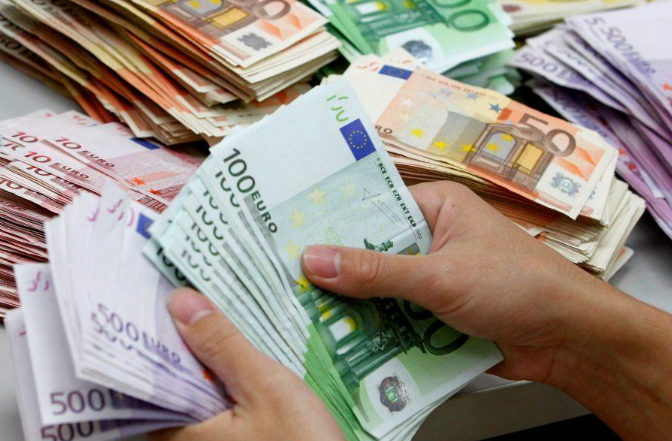 Iu sekuestruan 2 mijë euro të falsifikuara, arrestohen dy të dyshuar