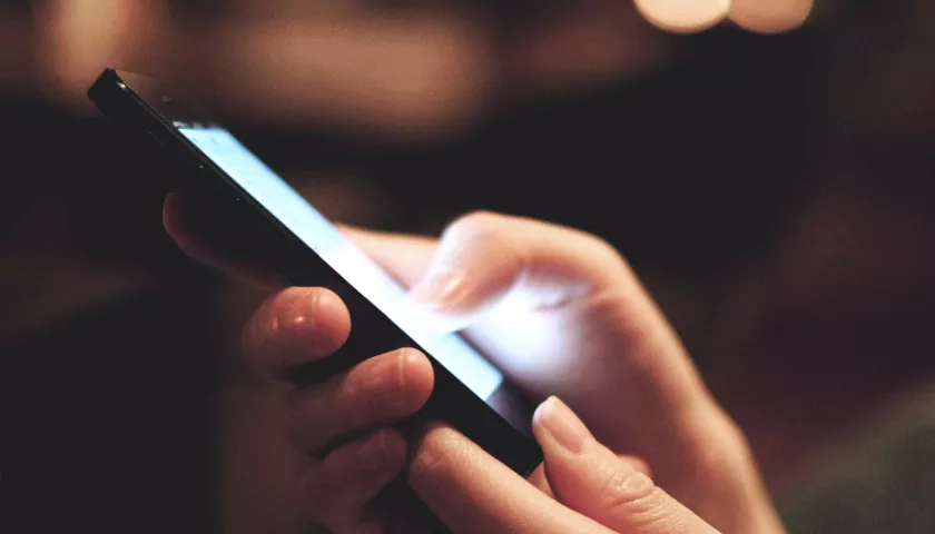 Franca planifikon ndalimin e telefonave celularë në shkollat ​​e mesme