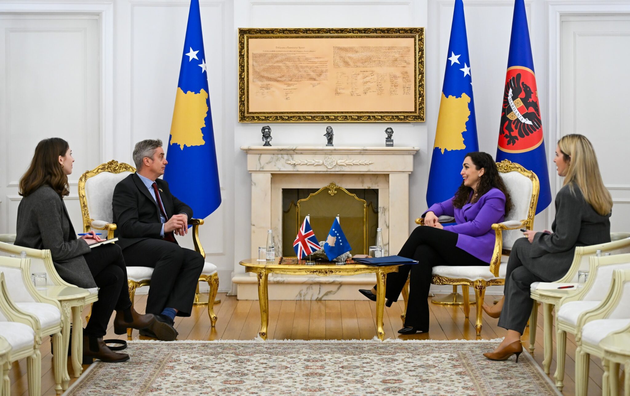 Presidentja Osmani dhe ambasadori britanik diskutojnë për zgjedhjet dhe marrëdhëniet strategjike Kosovë–Mbretëri e Bashkuar
