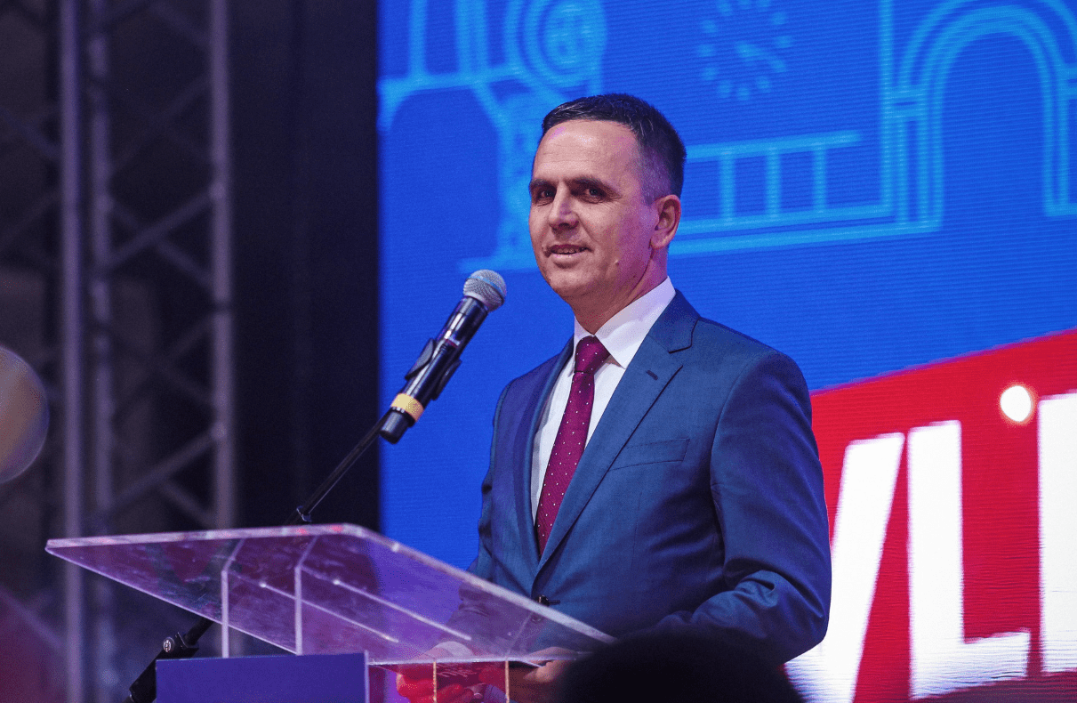 Kasami shpall fitoren në Tetovë, fton qytetarët të festojnë