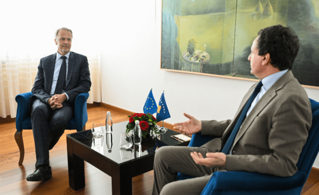 BE-ja sot i dorëzon Kurtit ‘Raportin e Progresit’ ku kritikohet ngërçi politik