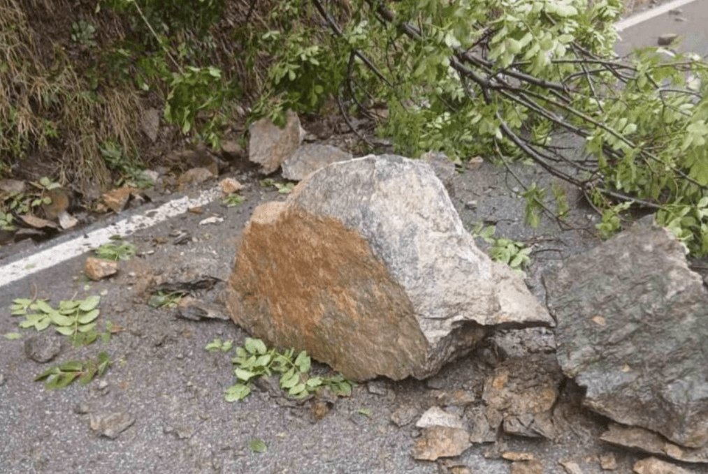 Policia: Kujdes në rrugët malore pas reshjeve të shiut