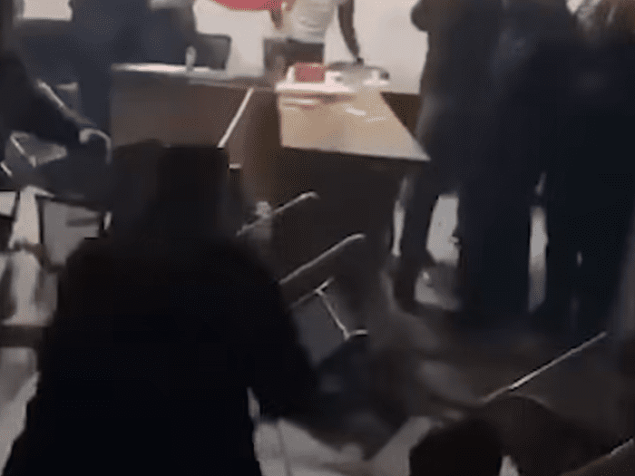 Partia e Turqve në Mamushë thyen karriget e televizorët në zyra, pas fitores