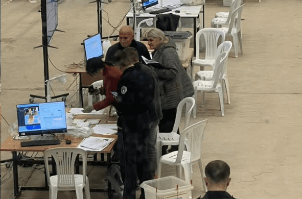 Kryeprokurori i Mitrovicës bashkë me prokurorin e rastit futen sërish në Qendrën e Numërimit – Procesi ndalet sërish