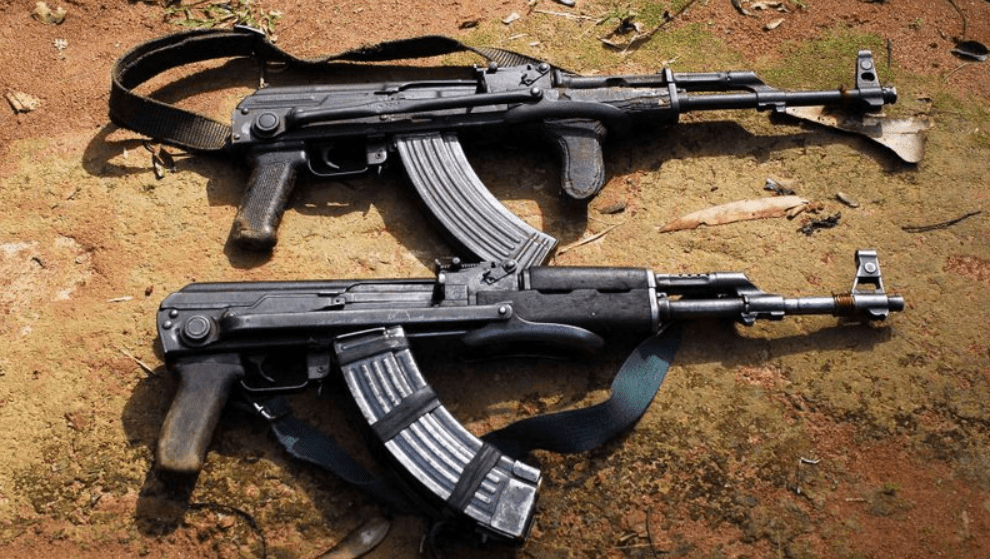 Policia gjen dy kallashnikovë në një fshat të Gjilanit