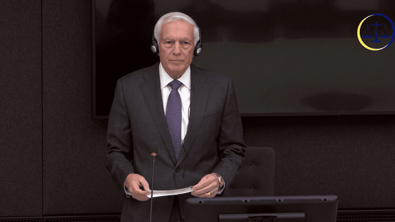 Clark fillon dëshminë në Hagë