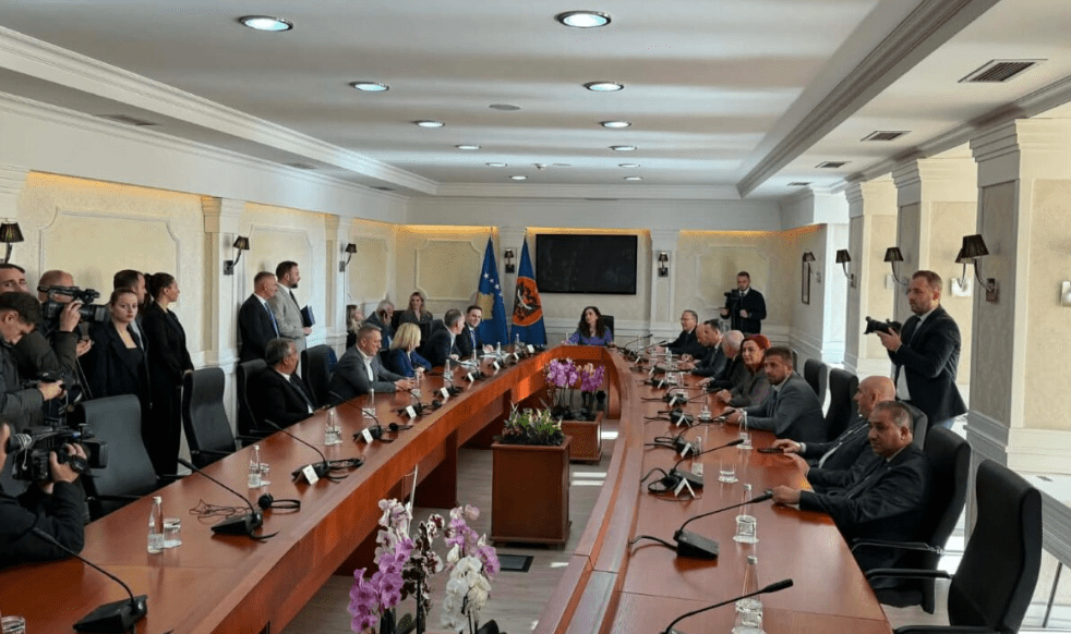 Osmani nis takimin me liderët e partive