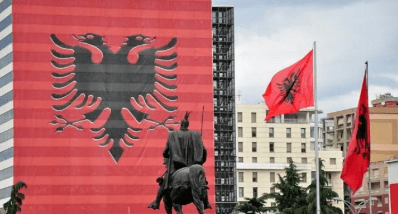 Nxiti ndarje dhe urrejtje me postime fyese për flamurin në Facebook, Gjykata në Tiranë dënon me dy vjet burg kosovarin