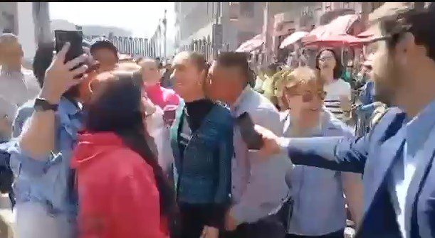 Një burrë tenton ta puthë dhe ta prekë presidenten meksikane