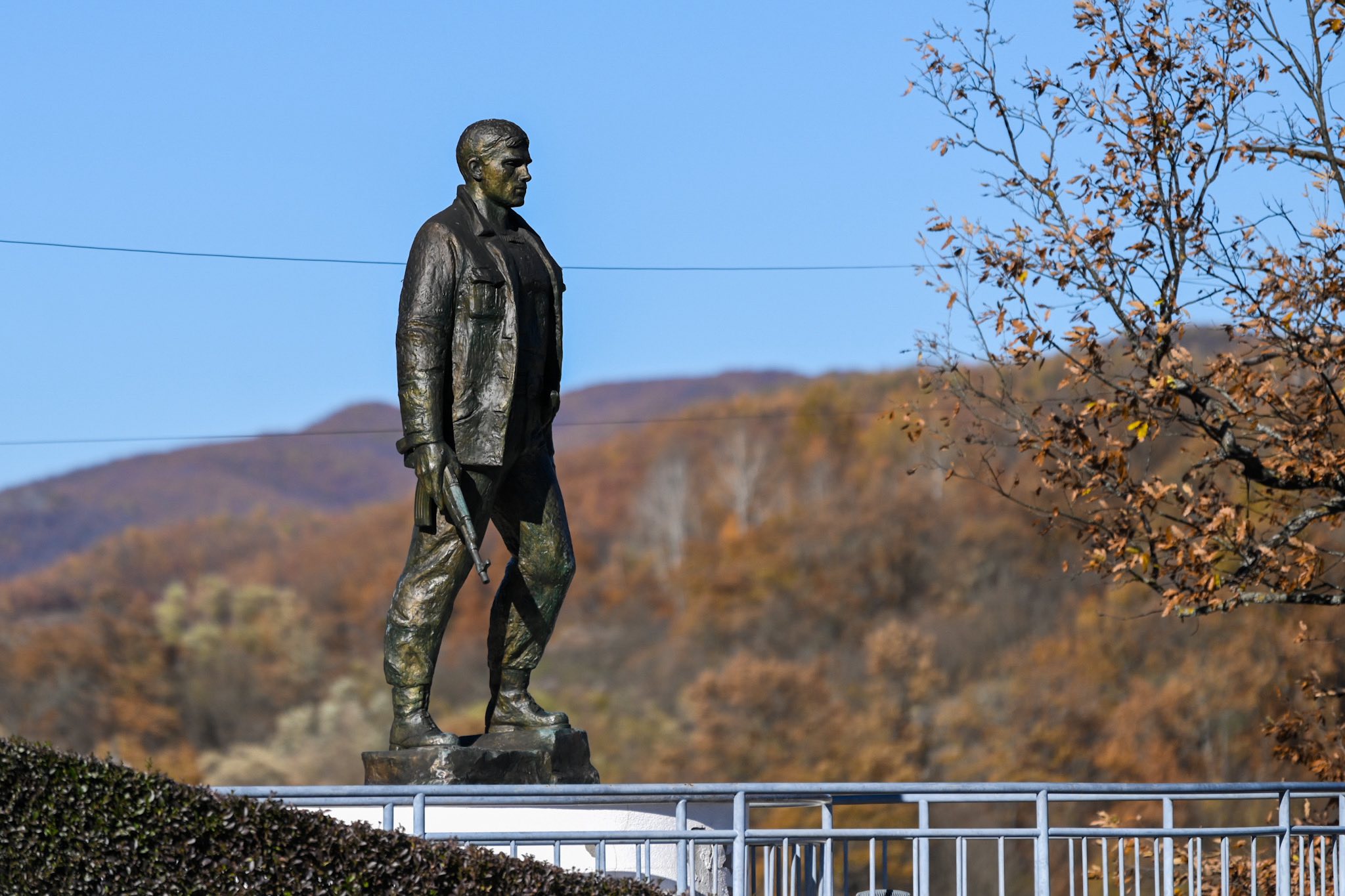 Kurti bën homazhe te varri i Zahir Pajazitit