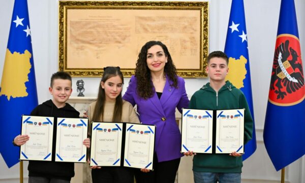 Gjetën portofolin me para dhe e dorëzuan në polici, Osmani ndan mirënjohje për tre fëmijët nga Ferizaj