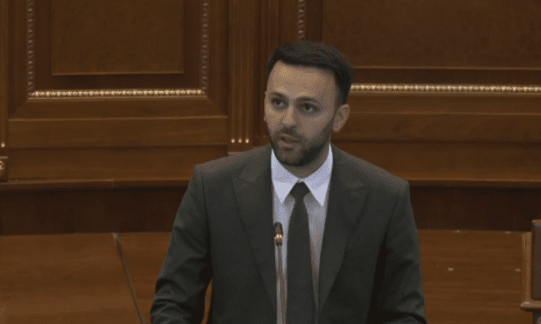 Krasniqi: Qeveria ka krijuar armiq imagjinarë – Kosova ka nevojë për zgjidhje, jo përçarje