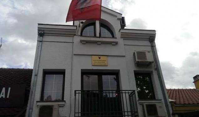 Ditë zie kombëtare për vdekjen e Fatos Nanos, Ambasada Shqiptare në Kosovë ul flamurin në gjysmë shtizë