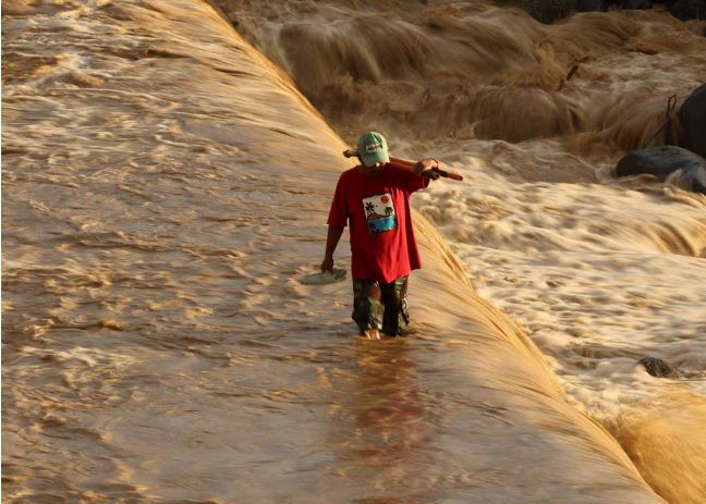 Mbi 600 të vdekur nga përmbysjet në Azinë Juglindore