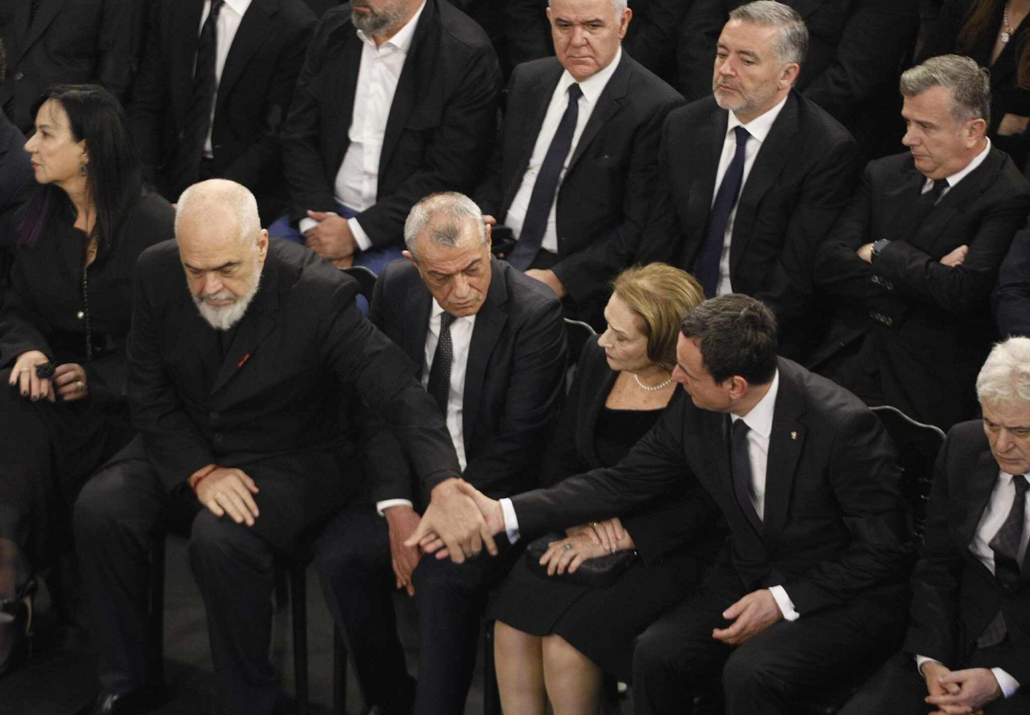 Shtrëngimi i rrallë i duarve mes Kurtit dhe Ramës në homazhet për Fatos Nanon