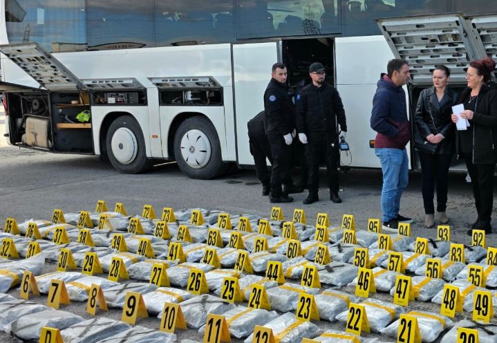 Publikohen pamje të drogës që u kap në autobusin nga Shqipëria