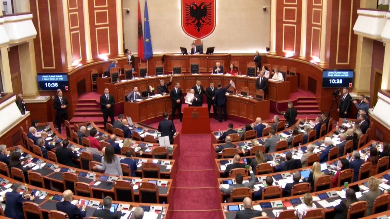 Tensione në Kuvendin e Shqipërisë, Peleshi i ndërpret fjalën Berishës, rrethohet nga Garda