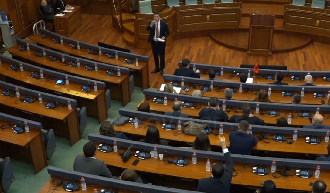 Bahtiri bërtet dhe përplaset me Grudën në Kuvend: Ti s’e din kush jom unë