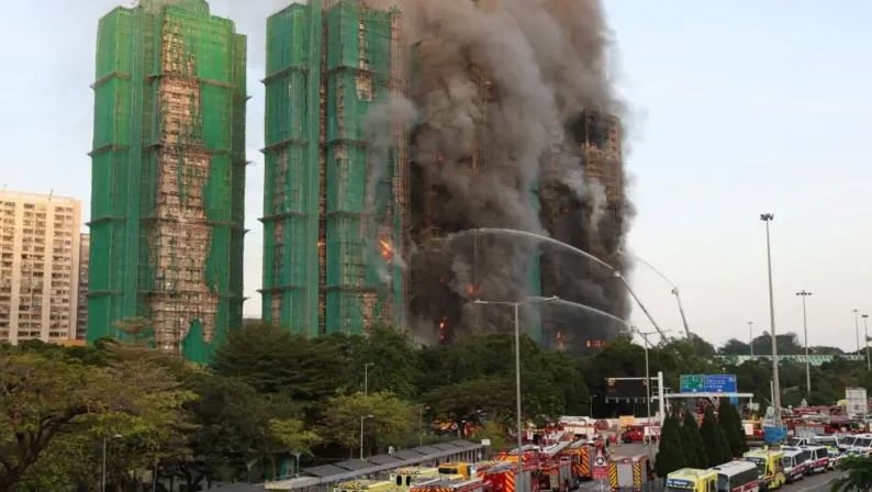 Shkon në 13 numri i të vdekurve nga djegia e kompleksit të banimit në Hong Kong
