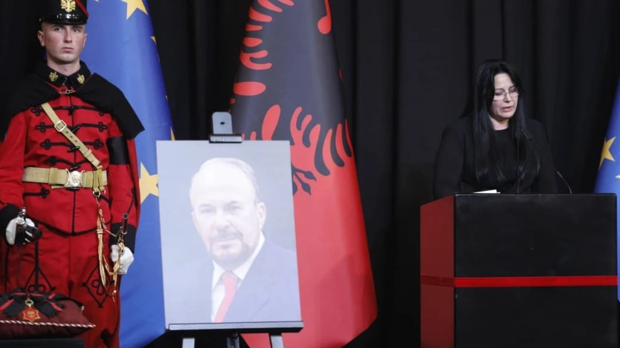 “Dita më e errët e jetës”, bashkëshortja e Fatos Nanos mban fjalimin e lamtumirës