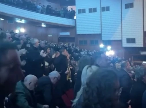 Shpat Kasapi përcillet për në banesën e fundit me duartrokitje